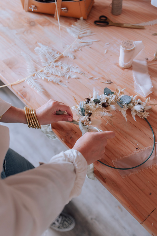atelier de couronne de fleurs séchées dans notre hôtel en bord de mer Finistère
