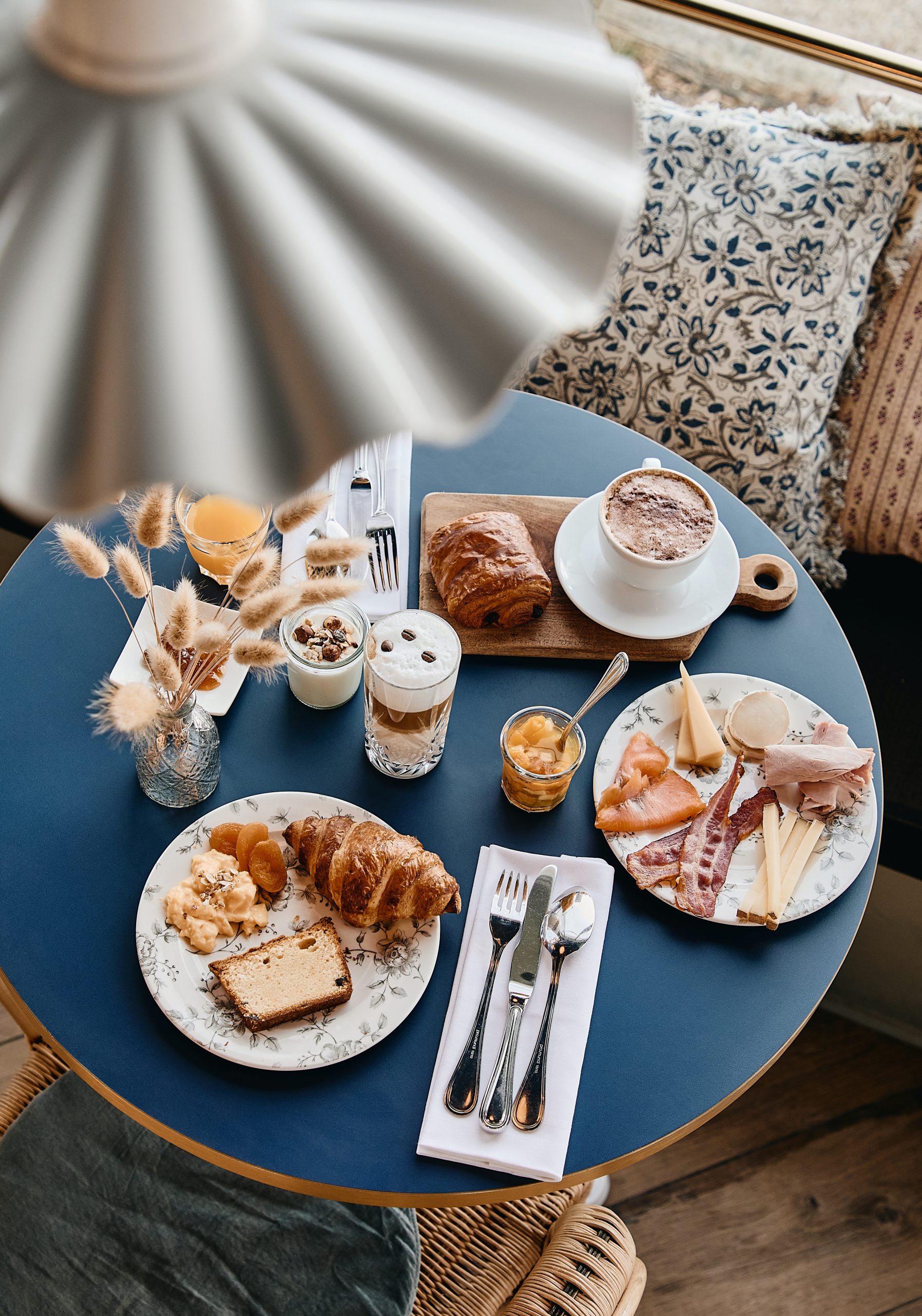 Séjourner | Petit dejeuner table Hotel de la Mer 1 scaled Petit dejeuner table Hotel de la Mer 1 scaled