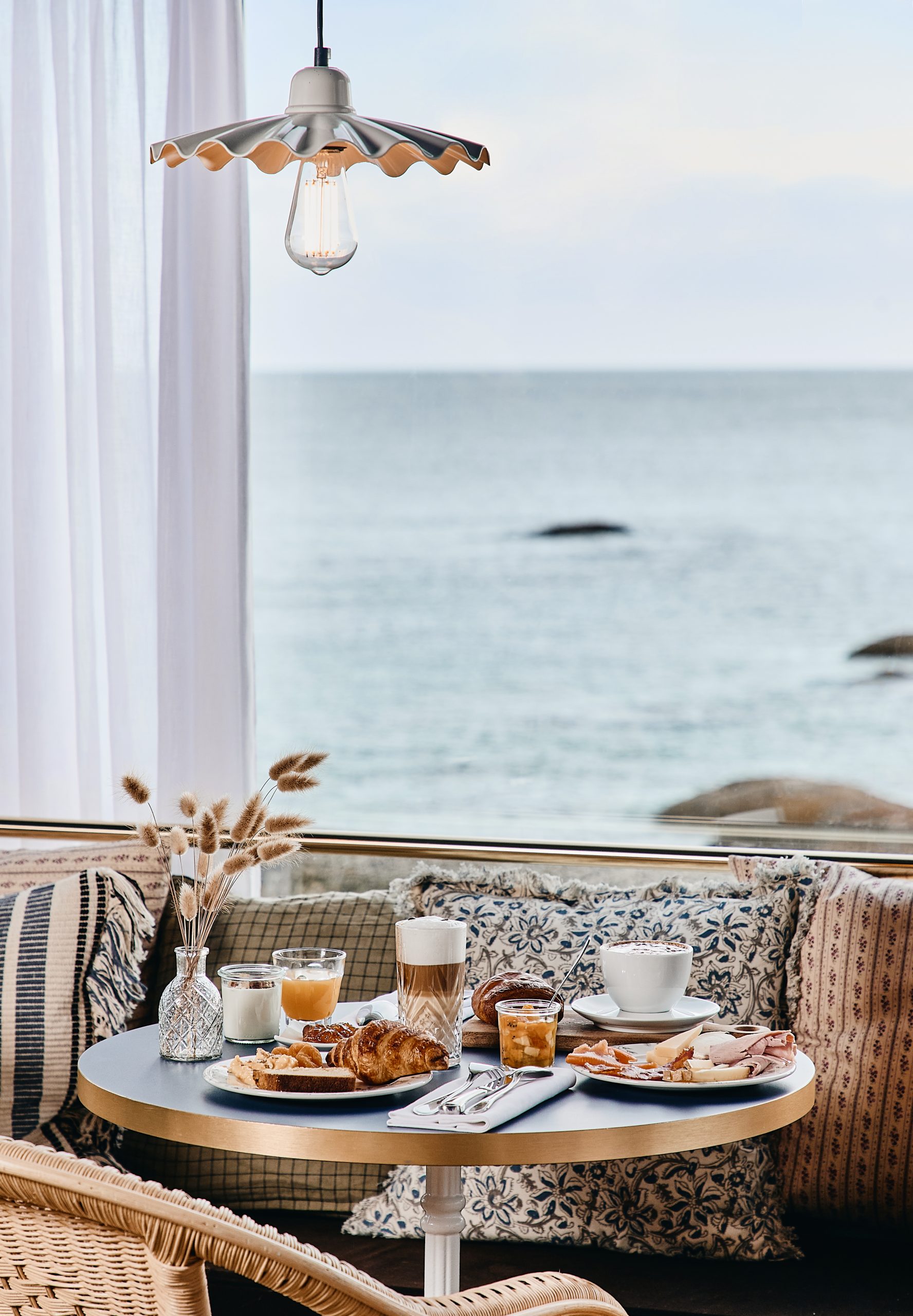 Séjourner | Petit dejeuner table Hotel de la Mer 3 scaled Petit dejeuner table Hotel de la Mer 3 scaled