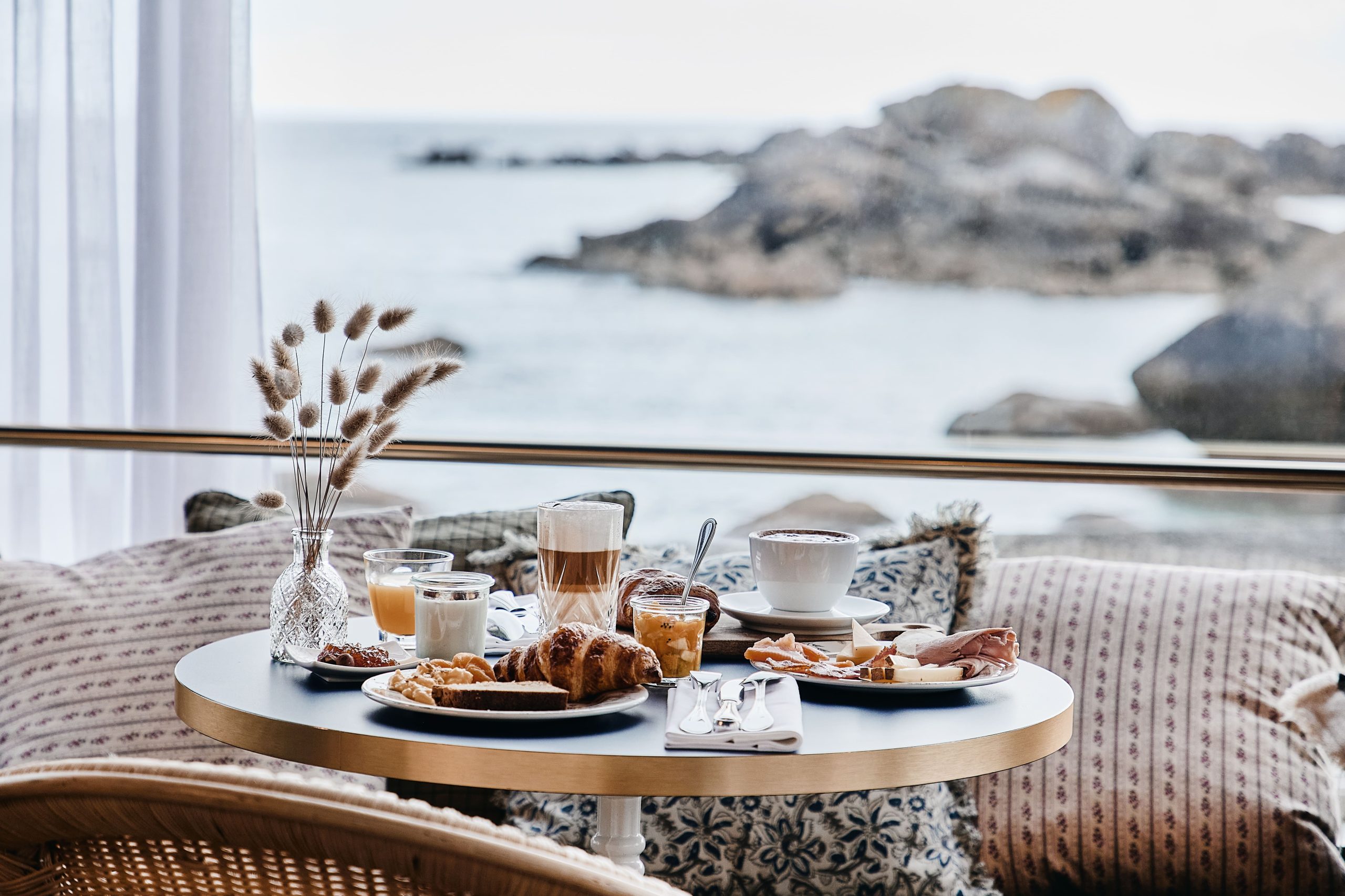 Petit dejeuner table Hotel de la Mer scaled